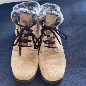 Cobbie Cuddlers Suede Boots 9